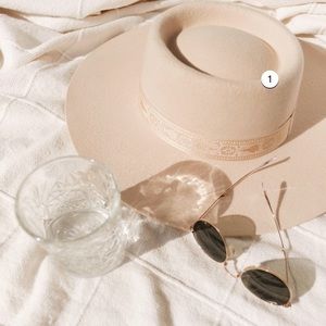 Lack of color ✨ Juno Boater